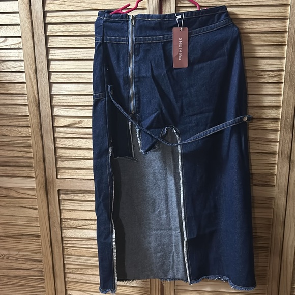 Raw Trim Asymmetrical Hem Denim Skirt - Picture 3 of 8